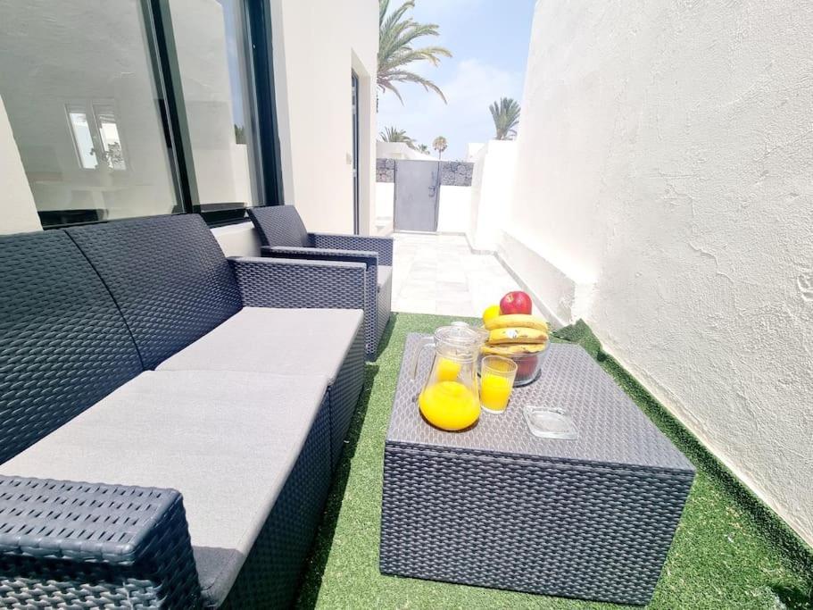 Pequeno Bungalow Firt Line Of The Sea Costa Teguise Zewnętrze zdjęcie